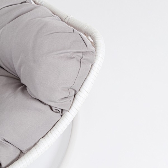 Poltrona sospesa con cuscini da esterni color bianco Amirantes Bizzotto