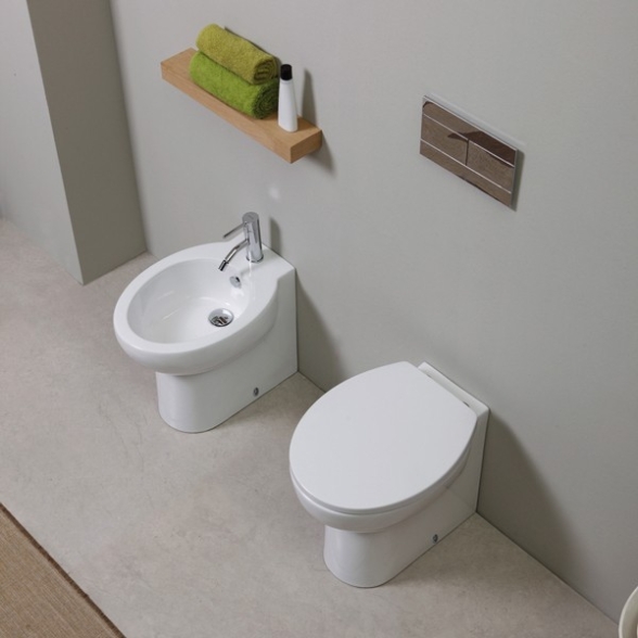 Sanitari Filo Muro WC + Bidet + Sedile Bit Kerasan Bianchi Salva Spazio