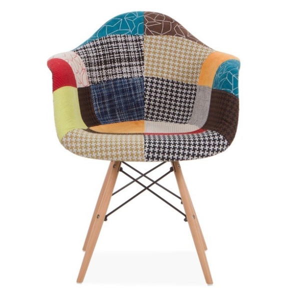 Poltroncina Patchwork imbottita in tessuto multicolor e gambe in legno