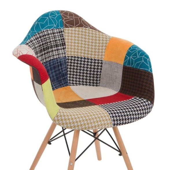 Poltroncina Patchwork imbottita in tessuto multicolor e gambe in legno