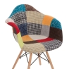 Poltroncina Patchwork imbottita in tessuto multicolor e gambe in legno