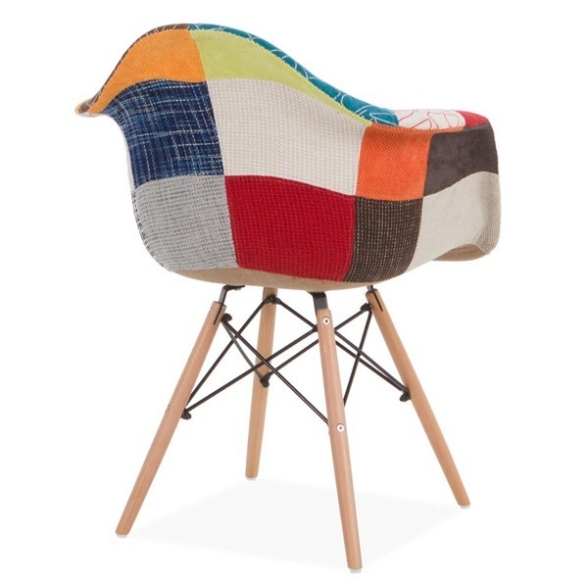 Poltroncina Patchwork imbottita in tessuto multicolor e gambe in legno
