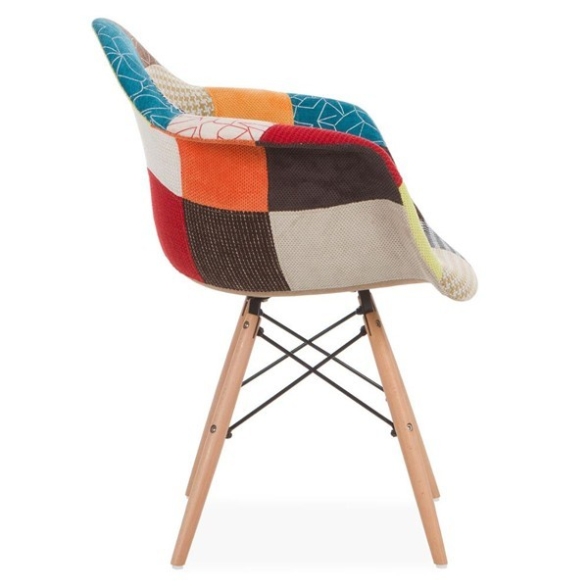 Poltroncina Patchwork imbottita in tessuto multicolor e gambe in legno