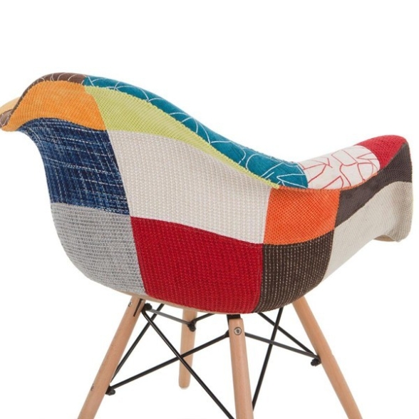Poltroncina Patchwork imbottita in tessuto multicolor e gambe in legno
