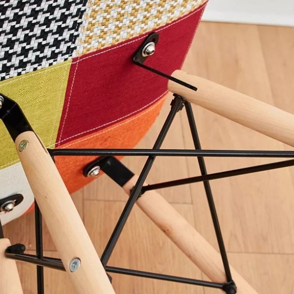 Poltroncina Patchwork imbottita in tessuto multicolor e gambe in legno