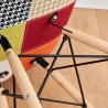 Poltroncina Patchwork imbottita in tessuto multicolor e gambe in legno