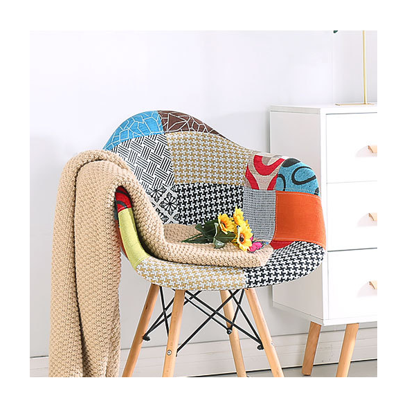 Poltroncina Patchwork imbottita in tessuto multicolor e gambe in legno
