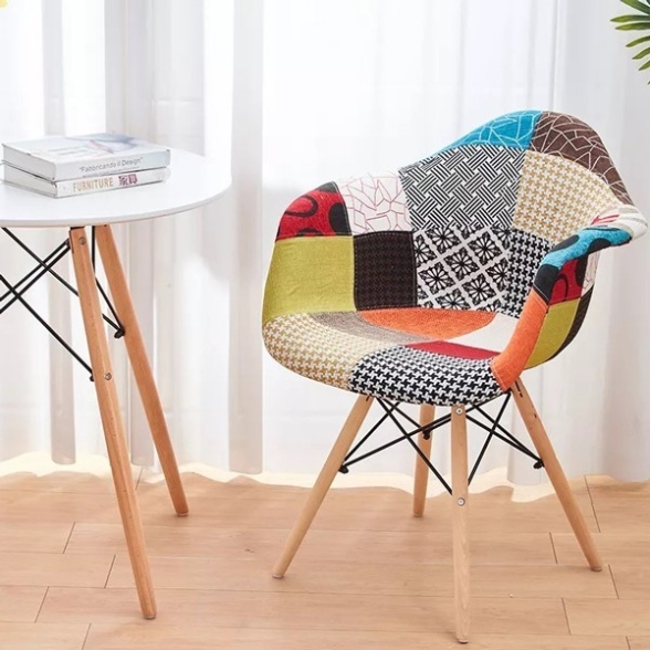 Poltroncina Patchwork imbottita in tessuto multicolor e gambe in legno