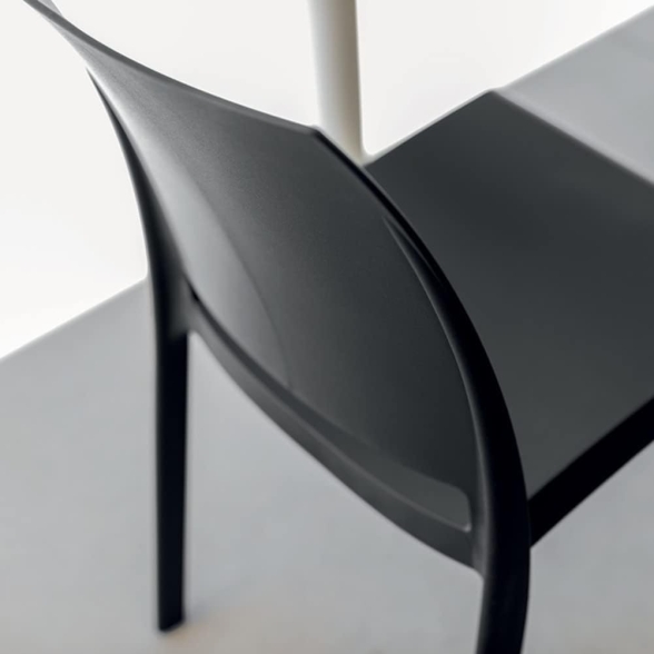 Sedie impilabili in resina da interno ed esterno made in Italy Sofia nero