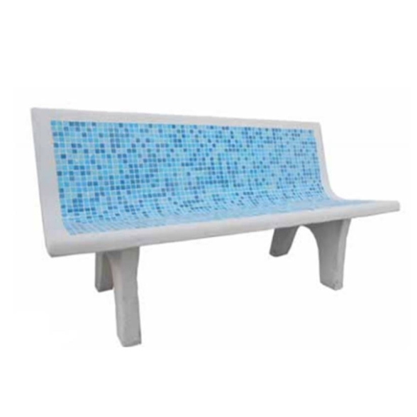 Panchina da esterni in cemento con tasselli in mosaico azzurra
