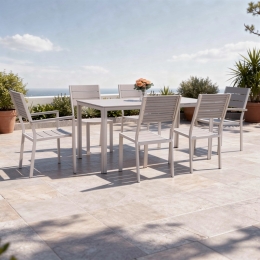 Set Tavolo E Sedie Da Giardino In Acciaio E Doghe In Resina Assos Beige